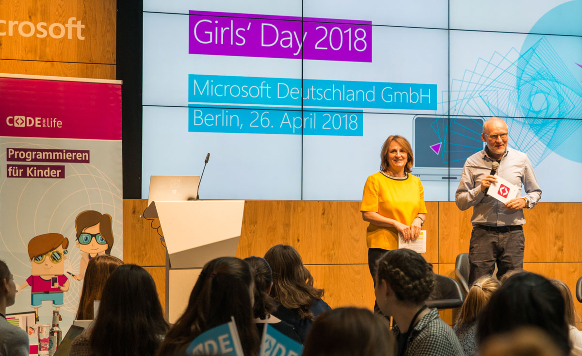 Astrid Aupperle (Microsoft) und Thomas Schmidt (Helliwood) mit Code Your Life auf dem GirlsDay 2018